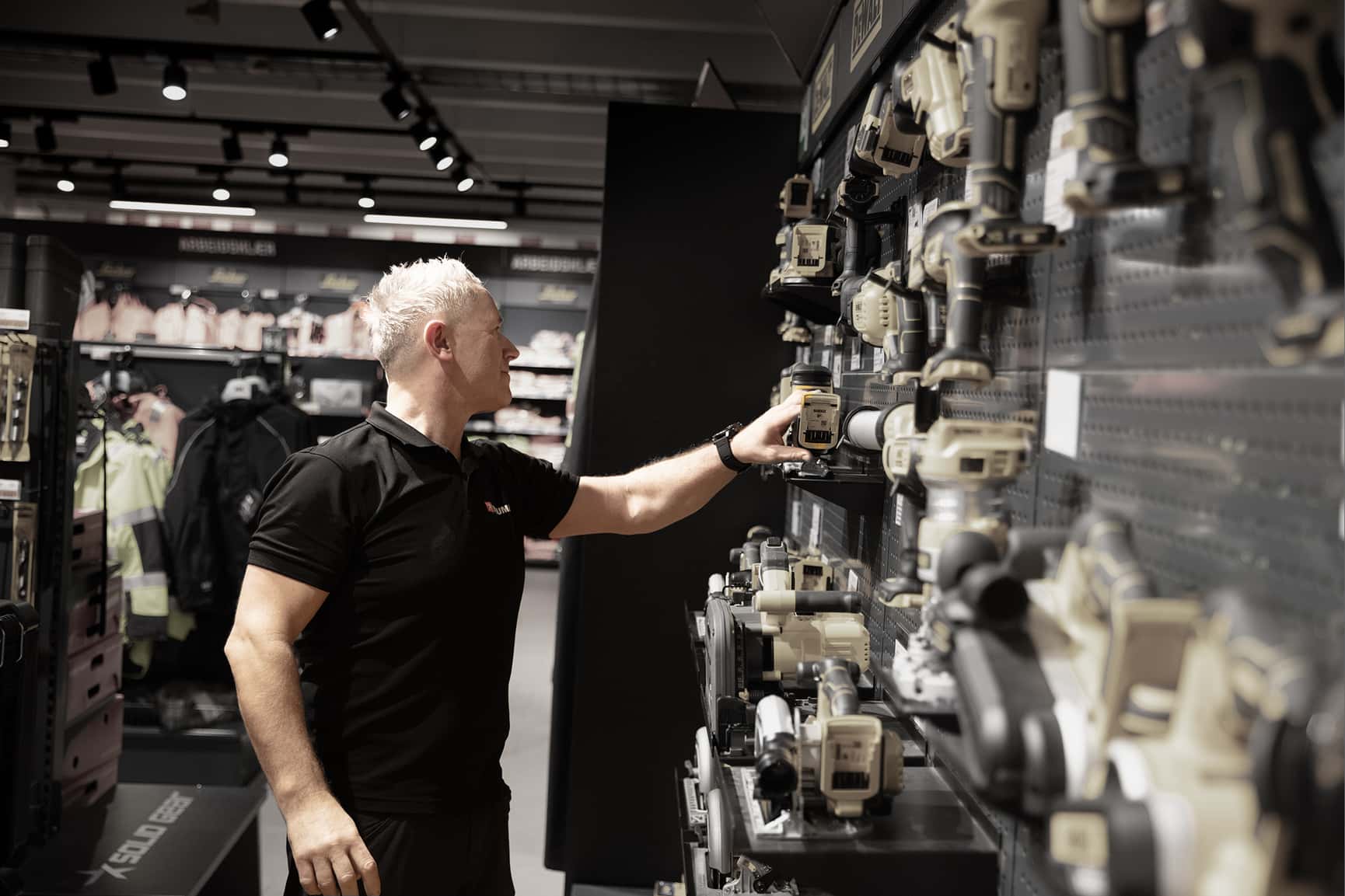 Børre egen ansett kunde ved vegg med elektroverktøy Neumann Bygg DeWalt kampanje