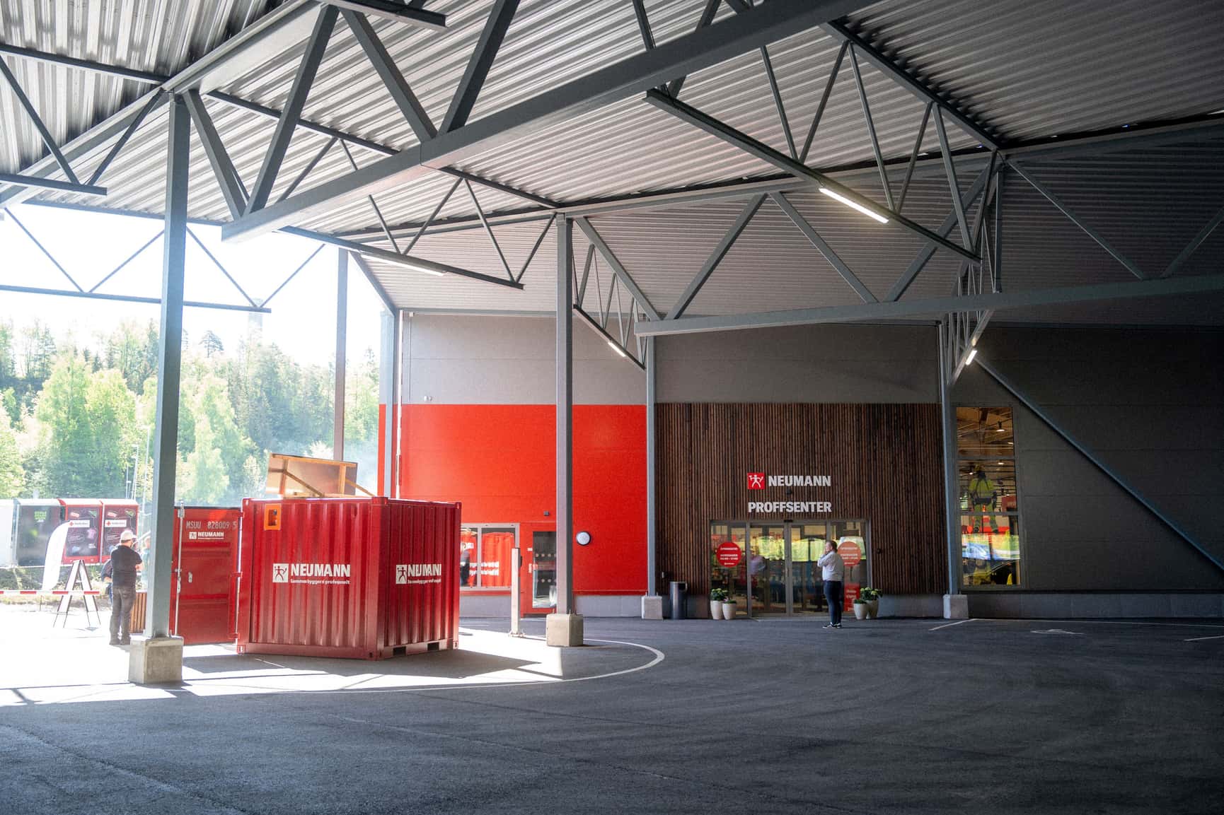 Stark-lastebil i landskap