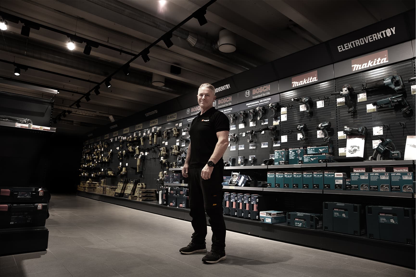 Mann i varehus - banner med åpenhetsloven-tekst